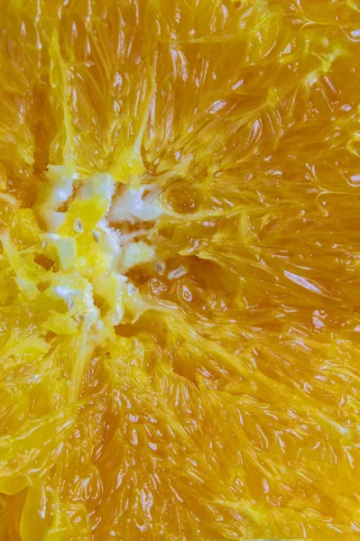 Bir portakalın içinde posasını ve C vitamini dolu narenciye suyunu gözlemlerken fotografik bir arkaplan için mükemmel hizmet verebilir.