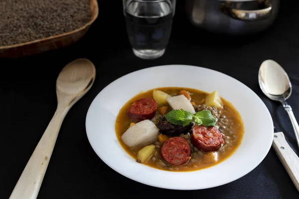 Sosisli mercimek yahnisi, domuz pastırması, yeşil biber soğanı. 