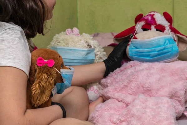 Covid-19 peluş hayvanlarını salgından korumak için oynuyor. Çocuklar dünyanın kendilerini salgınlardan ve salgınlardan koruması gerektiğinin farkındalar. Bu virüs onun oyun alışkanlıklarını bile değiştiriyor. ...