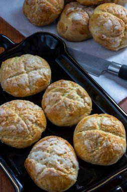 Fırında taze pişmiş İsviçre çörekleri ve tepesinde şeker bardaklarıyla.