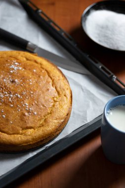 Yeni pişmiş sünger keki. Tatlandırıcı olarak limon ve stevia 'dan yapılır.