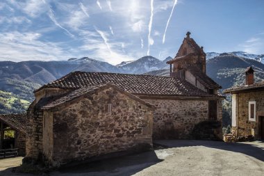 İspanya, Cantabria 'daki Entrerias Köyü Kilisesi. Etkileyici bir dağ manzarası olan kırsal bir kasaba.