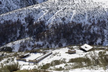 İspanya, Cantabria 'daki Puerto de San Glorio' daki çobanlar için barınak. Güneşli bir günde karlı bir manzara.