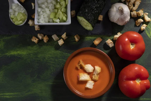 Domatesli, salatalıklı, soğanlı, sarımsaklı ve kıtır ekmekli vejetaryen ve vejetaryen.