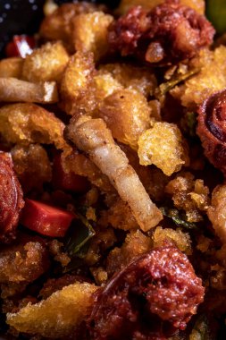 Extremadura kırıntıları, tipik Extremadura kırıntıları, tipik Extremadura yemeği, ekmek kırıntıları, pastırma, kırmızı ve yeşil biber, sarımsak ve kırmızı şarap. Hepsi ön planda.