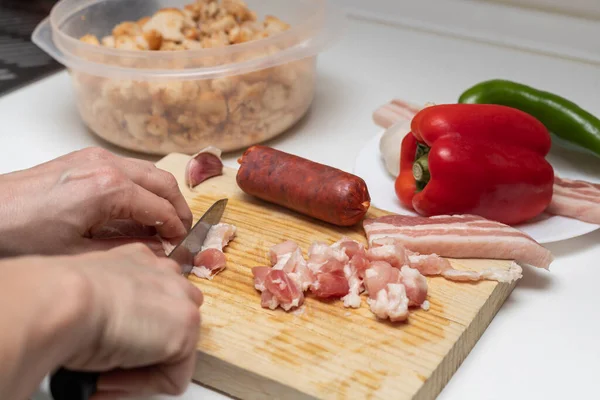 Domuz pastırması. Extremadura kırıntıları, geleneksel ev yemeği domuz pastırması, sucuk, sarımsak, ekmek kırıntıları, kırmızı ve yeşil biber artı kırmızı biber, mutfak tezgahında.