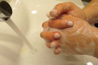 Banyoda ellerimi yıkıyorum.