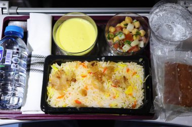 Bir kase sebze çorbası ve içecek.