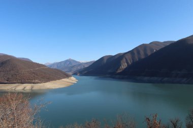 Göl ve dağlar Gürcistan manzaralı.