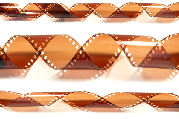 Камера включена. 35мм. лента изолирована на белой пленке для камеры
