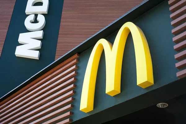 Minsk, Wit-Rusland - 15 mei 2017: Het logo van de Mcdonald's — Stockfoto