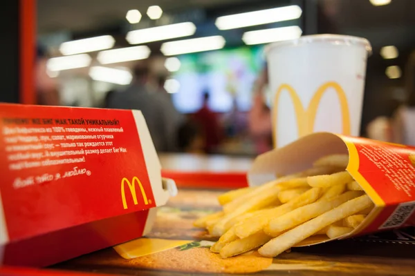 Minsk, Bielorrússia, 18 de maio de 2017: menu de hambúrgueres Big Mac em um restaurante McDonald 's . — Fotografia de Stock