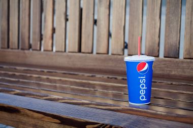 Minsk, Beyaz Rusya, 19 Mayıs 2017: Pepsi kağıt bardak şehirde bir bankta. Pepsi gazlı meşrubat Pepsico bir üründür