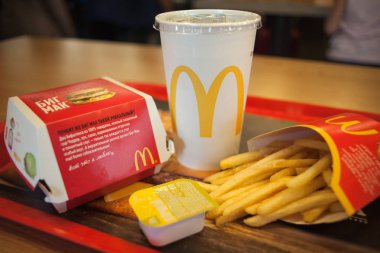 Minsk, Beyaz Rusya, 18 Mayıs 2017: Big Mac hamburger menü bir Mcdonald's restoranı hardal soslu.