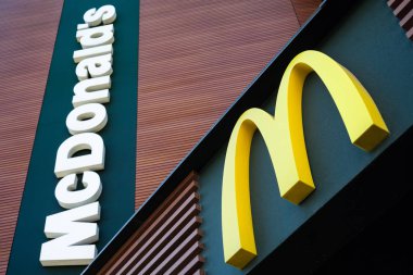 Minsk, Beyaz Rusya - 6 Haziran 2017: Mcdonald's logosu. McDonald's hamburger fast food restoranlar dünyanın en büyük zinciri olduğunu