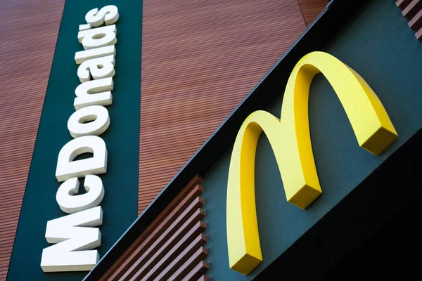 Mińsk, Białoruś - 6 czerwca 2017: logo Mcdonald's. McDonald's jest na świecie największa sieć restauracji szybkiej obsługi hamburger — Zdjęcie stockowe