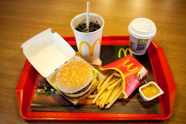 Minsk, Beyaz Rusya, 18 Mayıs 2017: Big Mac hamburger menü bir Mcdonald's restoranı.