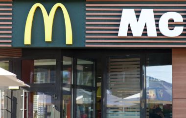 Minsk, Beyaz Rusya - 6 Haziran 2017: Mcdonald's logo Restoran girişinde yukarıda. McDonald's hamburger fast food restoranlar dünyanın en büyük zinciri olduğunu