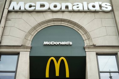 Minsk, Beyaz Rusya - 7 Haziran 2017: Logo Mcdonald's Restoran girişinde yukarıda. McDonald's hamburger fast food restoranlar dünyanın en büyük zinciri olduğunu