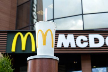 Minsk, Beyaz Rusya, 16 Haziran 2017: Mcdonald's alkolsüz içecek fincan Mcdonald's Restoran logo arka planda