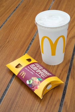 Minsk, Beyaz Rusya, 23 Haziran 2017: Mcdonald's alkolsüz içecek ve pasta Mcdonald's restoranda masada 