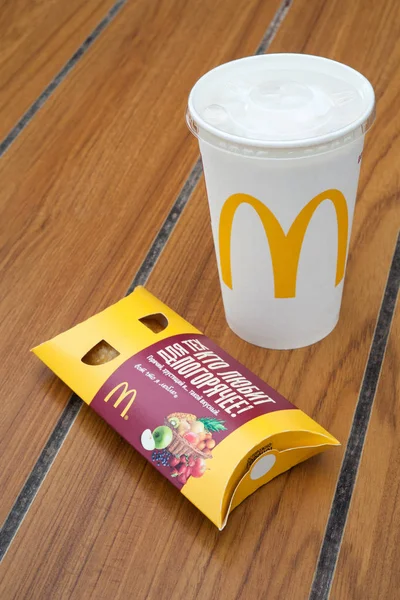 Minsk, Belarus, june 23, 2017: McDonald's soft drink and pie on table at McDonald's restaurant — Stock Photo, Image