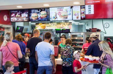 Minsk, Beyaz Rusya, 10 Temmuz 2017: Kfc fast food Restoran. İnsanlar bir restoran Kfc gıda sipariş