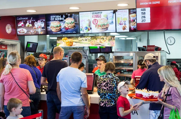 Minsk, Bielorrússia, 10 de julho de 2017: restaurante de fast food Kfc. As pessoas pedir comida em um restaurante Kfc — Fotografia de Stock