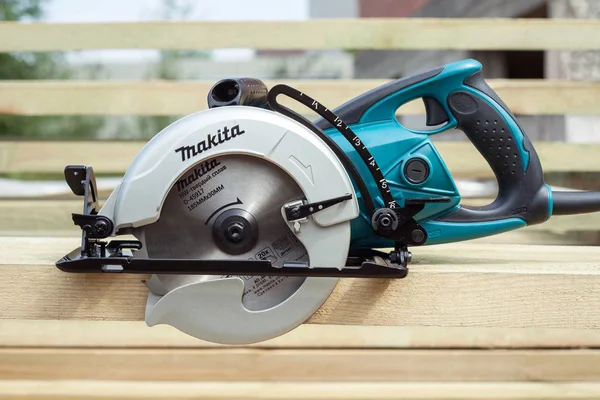 Minsk, Belarus, august 20, 2017: A circular saw Makita 5477NB. Makita Corporation founded on March 21, 1915, it is based in Japan. — Stock Photo, Image