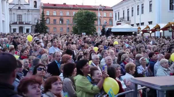 Minsk, Bielorrusia, 15 de julio de 2017: Aplaudiendo a la multitud. Un grupo de personas viendo un concierto al aire libre . — Vídeo de stock