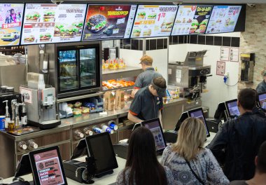 Minsk, Beyaz Rusya, 18 Temmuz 2017: Burger King fast food Restoran. Burger king insanlar sıraya