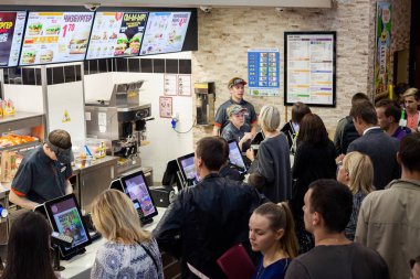 Minsk, Beyaz Rusya, 18 Temmuz 2017: Burger King fast food restoran. İnsanlar yiyecek bir restoran Burger King sipariş.