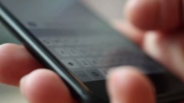 Minsk, Beyaz Rusya - 17 Temmuz 2017: 7 iPhone'da mesaj yazarken el