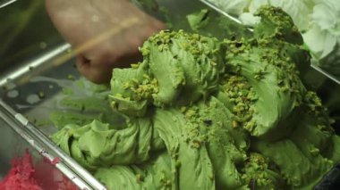 Dondurma üstü vitrin. İnsan eli dondurma getirir