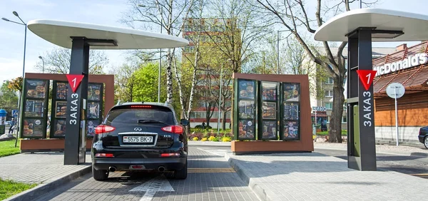 Minsk, Bielorrússia - 18 de maio de 2017: McDonald 's drive thru service — Fotografia de Stock