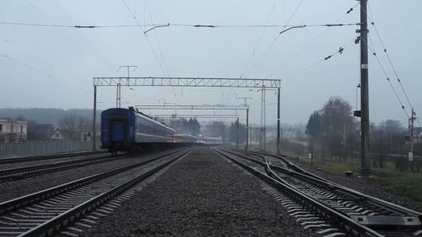 Ratomka Belarus Noviembre 2017 Ferrocarril Bielorrusia Tren Moderno Pasa Por — Vídeos de Stock