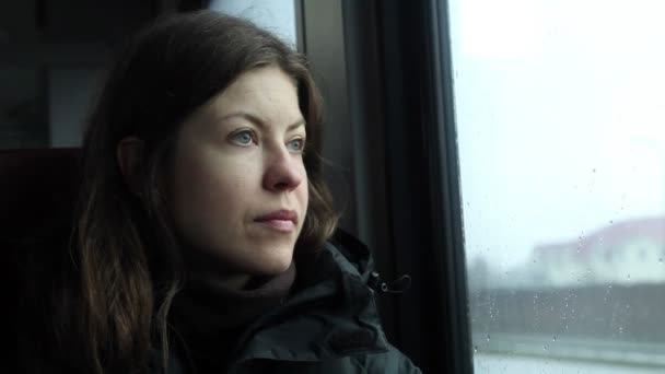 忧郁的年轻女子没有化妆看了一整天的工作后 火车窗口 — 图库视频影像