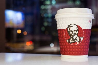 Minsk, Beyaz Rusya - 28 Kasım 2017: kağıt bardak kahve bir restoran Kfc arka plan ışıklar şehir