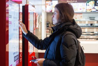 Minsk, Beyaz Rusya - 26 Kasım 2017: kadın Kfc restoranda Kfc kiosk yemek siparişi için kullanır