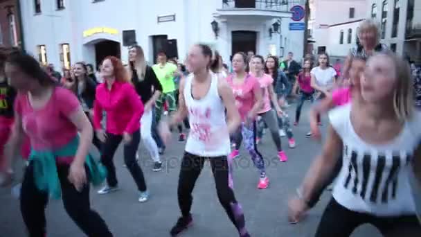 Minsk Belarus July 2017 Crowd Repeats Movements Dance Teacher Outdoors — Stock Video