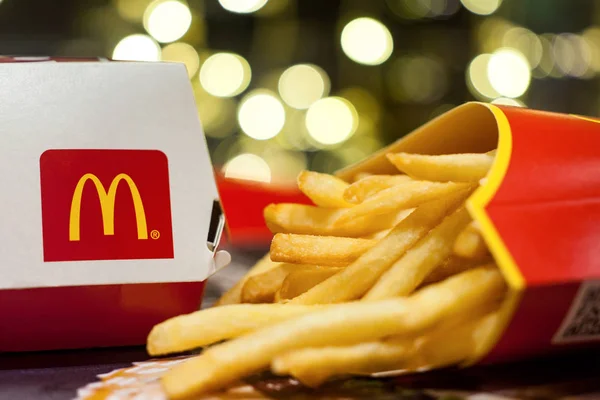 민스크 벨로루시 2018 맥도날드의 로고와 맥도날드의 식당에서 — 스톡 사진