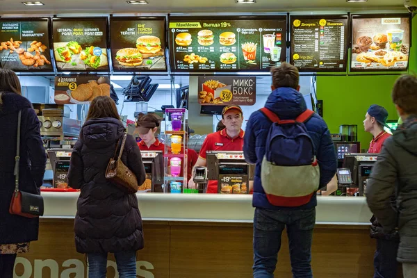 Minsk Weißrussland Januar 2018 Menschen Bestellen Essen Einem Mcdonald Restaurant — Stockfoto