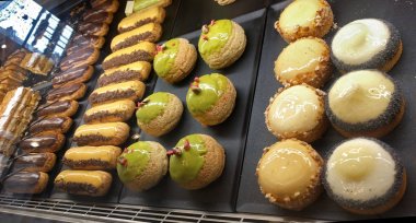 Pastacıda kekler. En üstteki hamur işlerini göster 