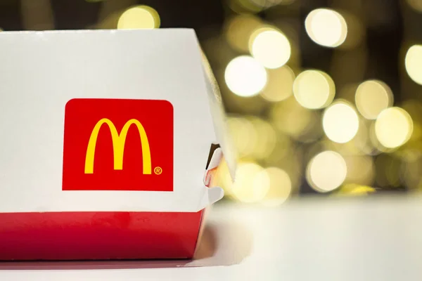 Mińsk Białoruś Stycznia 2018 Big Mac Box Logo Mcdonald Stole — Zdjęcie stockowe