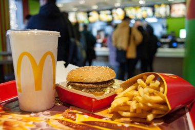 Minsk, Beyaz Rusya, 12 Şubat 2018: Big Mac hamburger menü bir Mcdonald's restoranı.