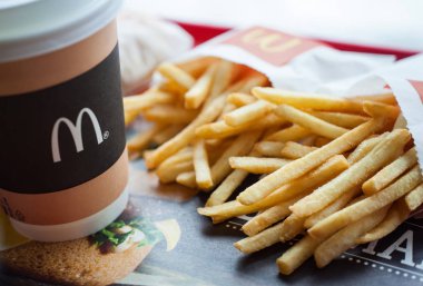 Minsk, Beyaz Rusya, 18 Şubat 2018: Kağıt bardak kahve Mcdonald's logosu ve kızarmış patates Mcdonald's restoranı ile