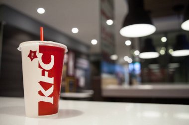 Minsk, Beyaz Rusya, 27 Mart 2018: Kağıt bardak Kfc restoranı masada Kfc logolu
