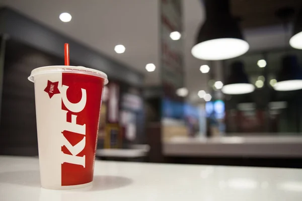 Minsk Bielorussia Marzo 2018 Tazza Carta Con Logo Kfc Sul — Foto Stock