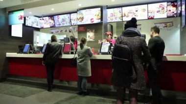 Minsk, Beyaz Rusya, 4 Nisan 2018: İnsanlar bir Kfc restoranda yemek sipariş