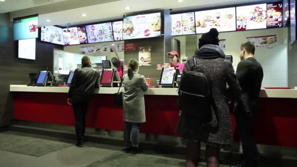 Minsk Bělorusko Dubna 2018 Lidé Objednat Jídlo Restauraci Kfc — Stock video